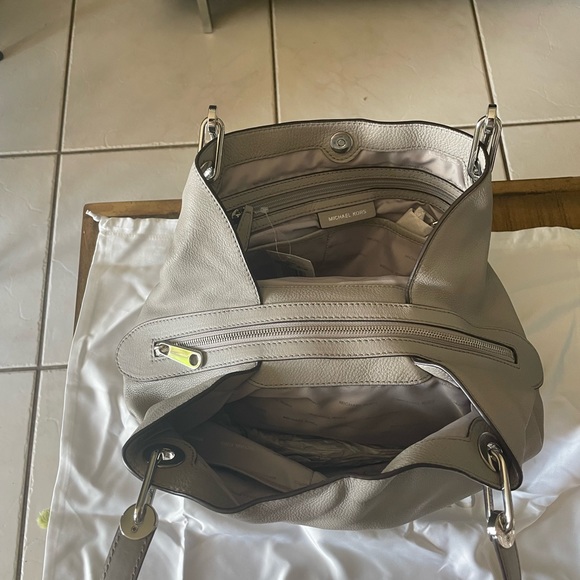 SOLD-🖤MICHAEL Michael Kors Raven Large Shoulder Bag - Picture 13 of 15